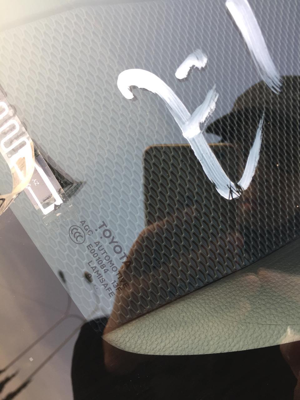 雷凌-大家的前档玻璃是什么牌子的啊？我的没有福耀标，上面还有白色的字，是后换的玻璃吗？