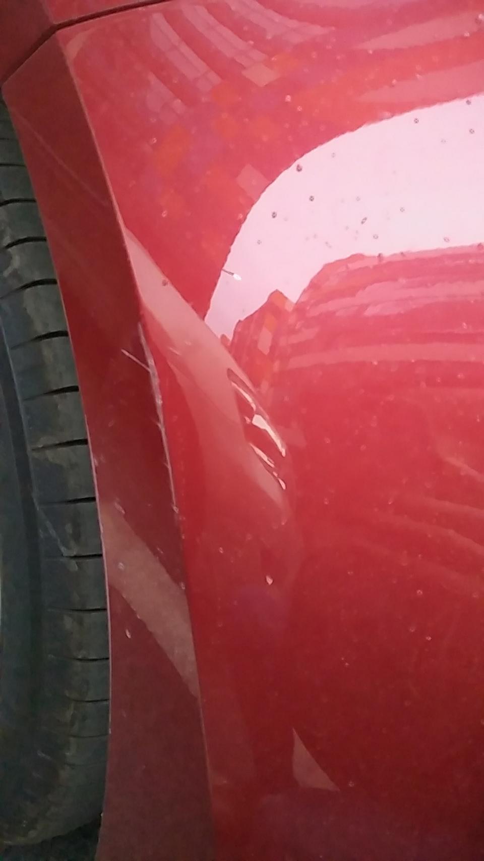 雷凌-新提回来几天的车，右前轮上面这里被我刮了 露出了里面黑色的底（这里刚好是塑胶的），不知道要不要去修补