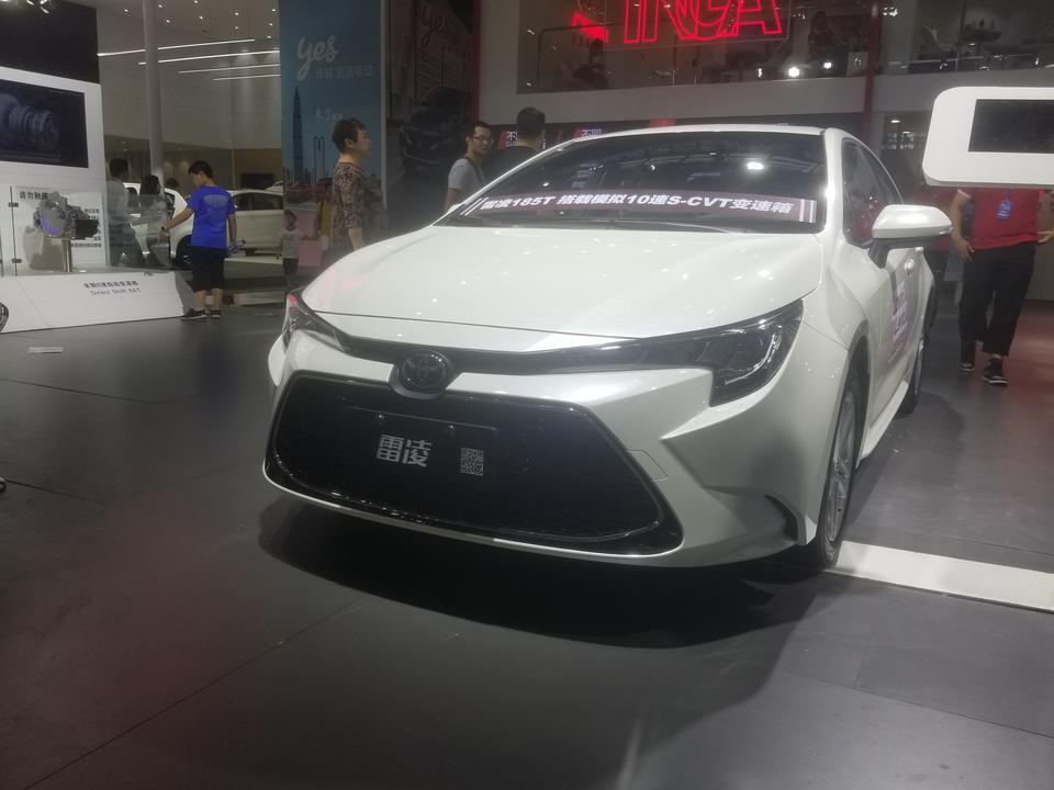 我昨天去了深圳车展，卡罗拉精英版包税保险，价格谈到了135000(座位换皮，送倒车雷达，还有一些其他的礼品雷凌也一样，不重复写了)，雷凌豪华版包税保险也是谈到了135000，(后面我走后那个销售打电话给我说价格还可能谈)我现在就是很纠结买那辆比较好？为什么很多人叫我买卡罗拉