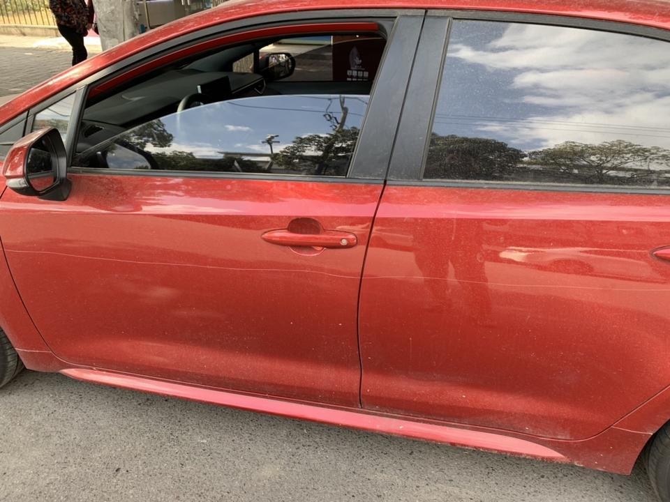 雷凌-停了半个小时，左侧门就被人划了四个面，报警也没用，没有摄像头，是不是只能只能倒霉了！