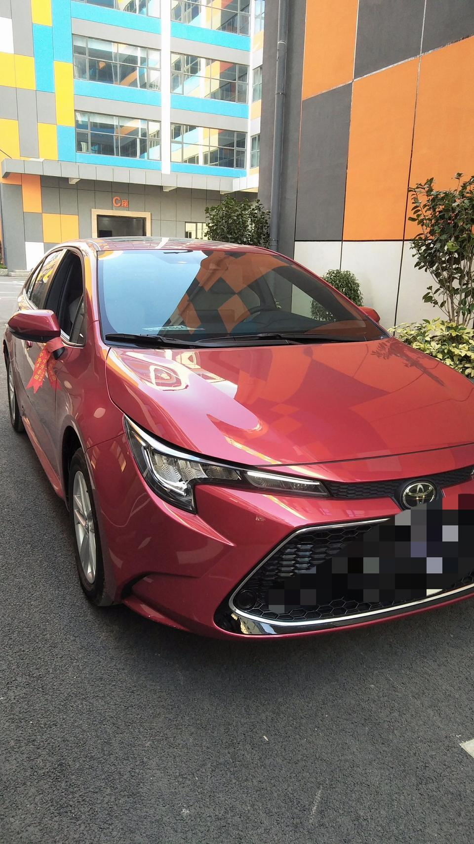 雷凌-新提回来几天的车，右前轮上面这里被我刮了 露出了里面黑色的底（这里刚好是塑胶的），不知道要不要去修补
