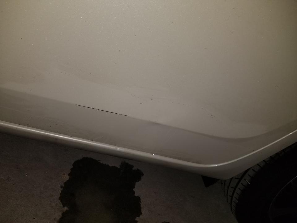 雷凌-17款 珍珠白昨天停车的时候刮了 想问一下有没有伤的底漆 还有那个凹痕 修复大概要多少钱
