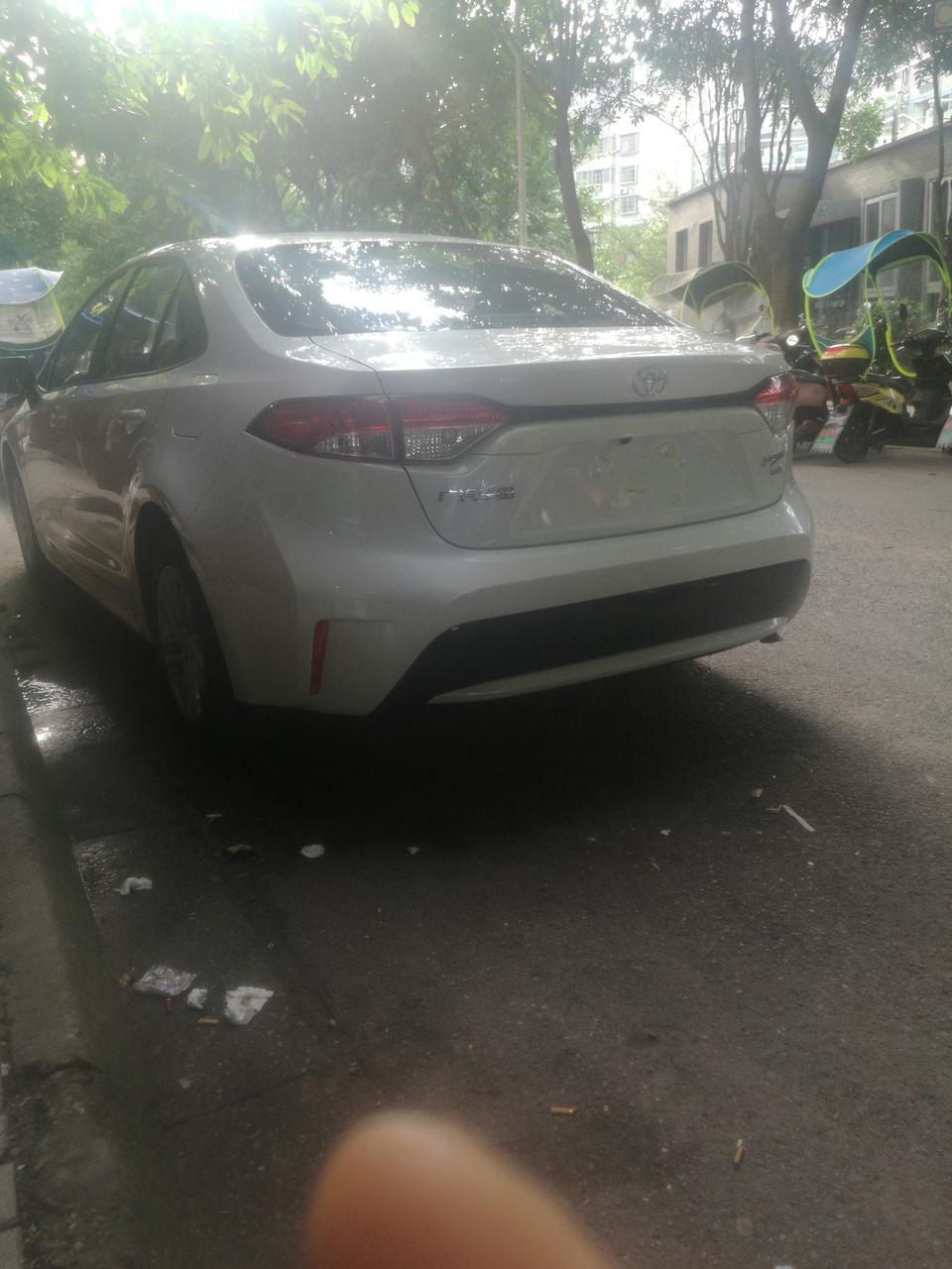 雷凌-2019 款燃油豪华版裸车12万3，白色加2千，保险6700，手术费三千，落地接近14万7了贵不贵?