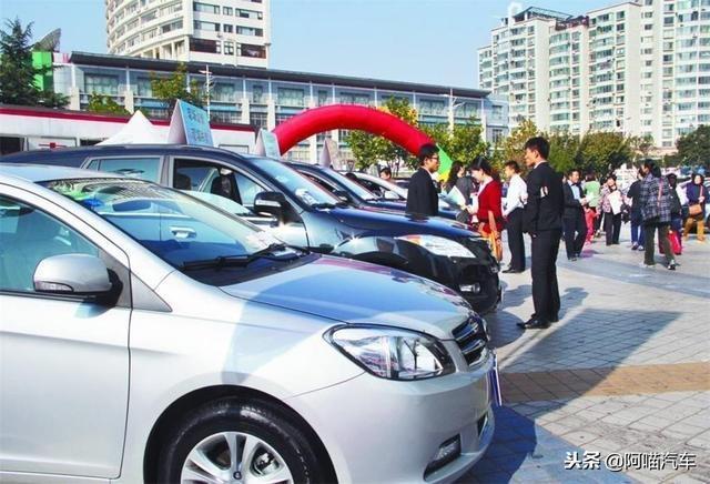 雷凌-2019年车价会跌吗？从这三点分析，没买车的太有福了

对于很多买车的朋友们来说，大多数都是“等等党”，意思就是已经有钱买车了，各方面都已经准备好了，但是总是想要再等等，为的就是能以比较低的价格或者是更新款的车型入手，而且很多人对于买车也有自己的一套理论，那就是专门挑选淡季买车，这样的话就可以较低的价格入手，那么2019年买车是不是会可以更便宜一点呢？这样的说法真的有依据吗？