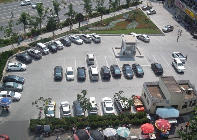 雷凌-小区停车位每天满车“怪象”，难道他们都不用上班？