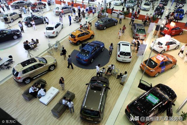 雷凌-2019年车价会跌吗？从这三点分析，没买车的太有福了

对于很多买车的朋友们来说，大多数都是“等等党”，意思就是已经有钱买车了，各方面都已经准备好了，但是总是想要再等等，为的就是能以比较低的价格或者是更新款的车型入手，而且很多人对于买车也有自己的一套理论，那就是专门挑选淡季买车，这样的话就可以较低的价格入手，那么2019年买车是不是会可以更便宜一点呢？这样的说法真的有依据吗？