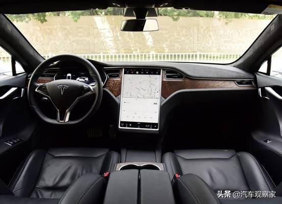 雷凌-汽车中控屏幕越做越大、越做越靠上，这是为什么？

要说近两年来汽车内饰上的改变，我想科技化一词便能很好的概括。试想，在以往车机屏幕的尺寸较小，流畅度以及功能性都受到许多限制。但如今，越来越多的汽车厂商在其汽车产品中加入了中控大屏，全液晶仪表盘、全液晶多媒体屏幕、全液晶的空调操作面板等等，更有像特斯拉这样的“一屏解决所有”的设计。针对这样的趋势，不由得让人们产生一个问题，这些大屏幕从原有的整体设计到如今的独立式，其优势会有哪些？汽车厂家这样做的目的又是什么呢？
