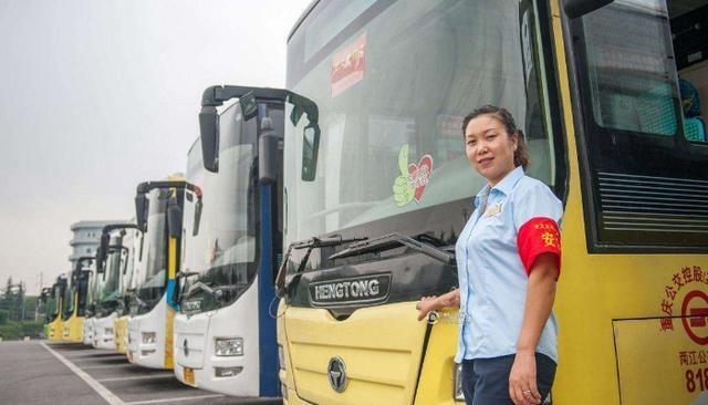 雷凌-同样都是大型车，为何客车驾驶位很低，货车驾驶位却很高？

现如今随着我国经济的发展，买车的人也是越来越多了。不过在长途运输方面仍旧是以客车货车为主力，不过近些年高铁火车的势头发展也是非常足。大家都看到过客车和货车，这两种车的体型都是十分的庞大，动辄能够达到十几米，并且随着时间的转变，客车货车的外形也是有了较大的改观突破。不过即便是外观再怎么改，驾驶位置却依旧没变动过。客车的驾驶位很低，货车的驾驶位却很高，这是为什么呢？