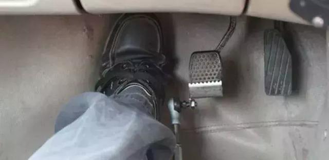 雷凌-汽车打火时需要踩离合器吗？