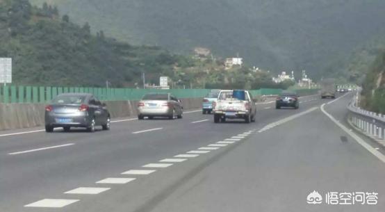 雷凌-在高速上行驶在哪条道相对安全、为什么？