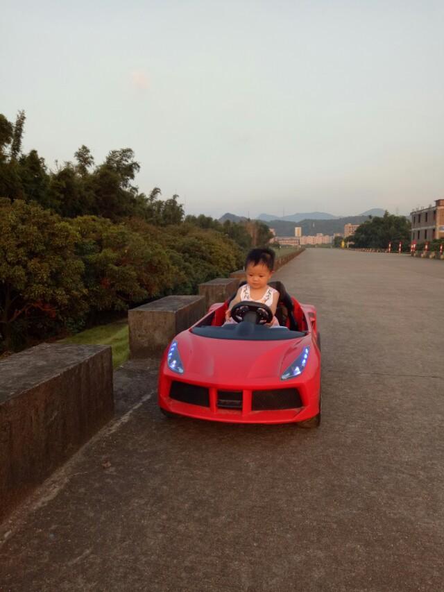 雷凌-这个小孩子开车的是法拉利吗？