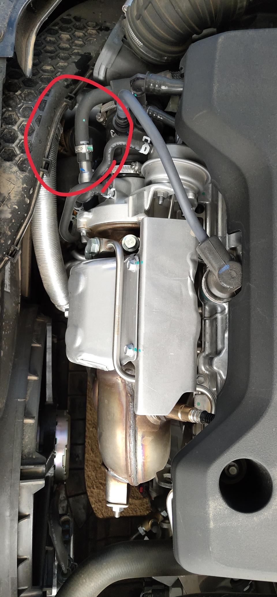 名爵6-求助，新车500公里这个地方漏油，貌似是增压的地方，问题大吗？