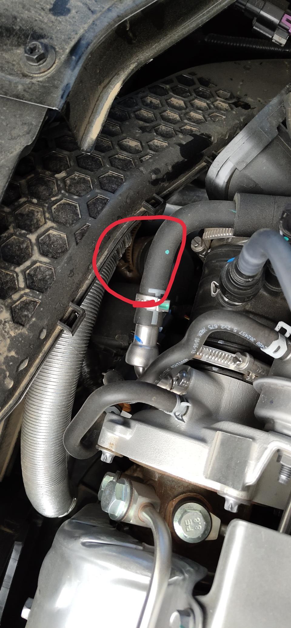 名爵6-求助，新车500公里这个地方漏油，貌似是增压的地方，问题大吗？