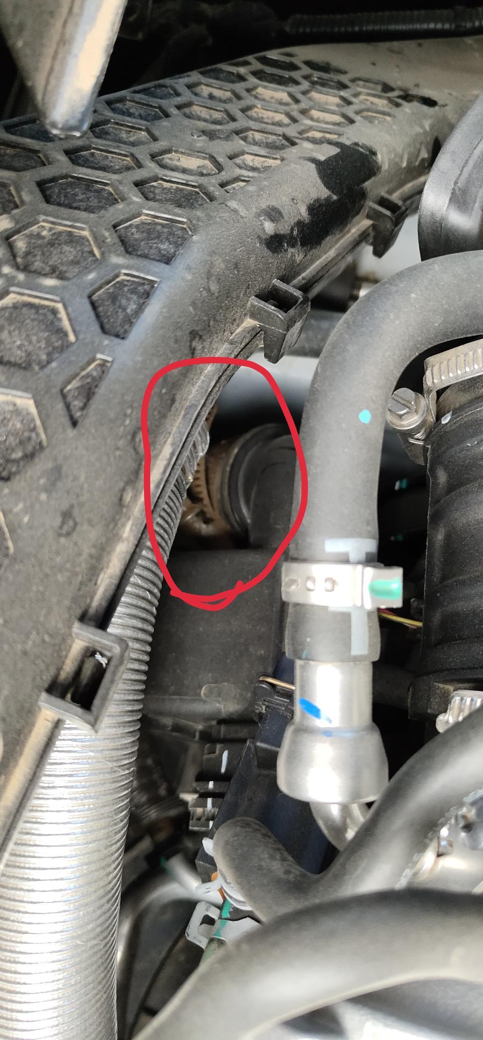 名爵6-求助，新车500公里这个地方漏油，貌似是增压的地方，问题大吗？