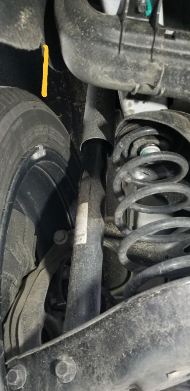 名爵6-我不想成为车黑。图一是位师傅告诉我减震器有些漏油，这是我第一次知道。是12月29号。
图二是第二天30号去的4S店写了个单子，检测了一下说不漏油，签上了他的大名，我把他的名字盖住了。
图三是昨天31号在上海的堂弟那里上架子检测拍的照片。貌似又比29号拍的又多了些。真心不知道这4S店干什么吃的。反正今天已打厂家的投诉电话了。明天再去。上次没经验说不漏油我就走了，连有没有上架子都不知道，这次我在一旁看着。问问他要是不漏油这油哪来的。所有照片都是左后轮减震器位置照片