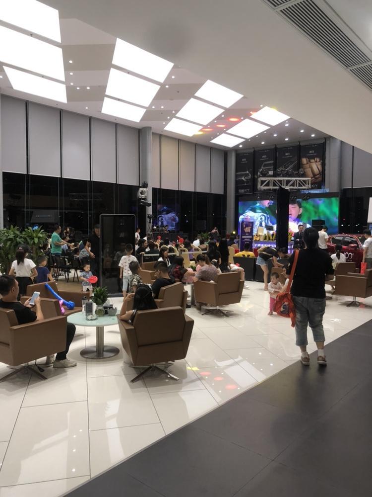 雷克萨斯es-请问下各位车友，es300h行政版各位大概多少钱买的。 今天定了一台，加价12000，落地总价是552000。送原装贴膜、记录仪、脚垫、折叠车。 买贵了吗？