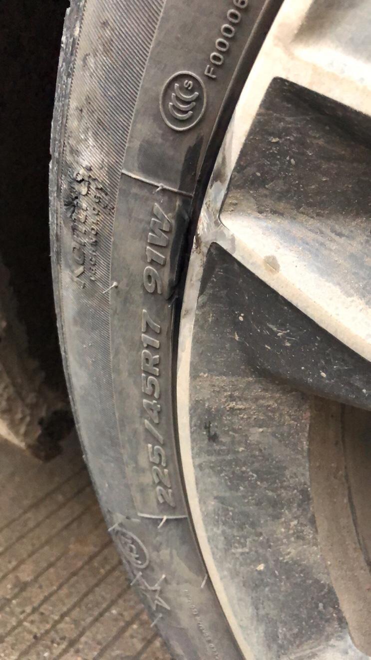 宝马1系-车子刚买几天。国道跑的时候，轮胎掉进了一个小坑，坑虽小但是有点深，前胎直接破了，后胎鼓了一个宝，这个能找4s店吗？