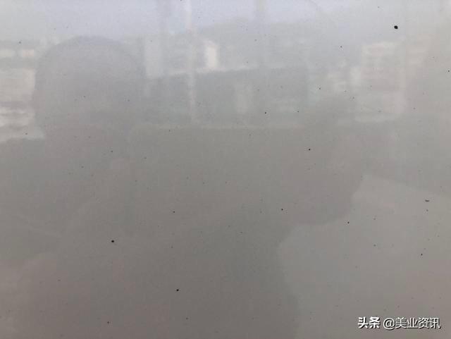才开3万多公里，普拉多才购买两年多的车，车漆薄如保鲜膜，三年不到的家用车就变成了许多黑花点，貌是自然生锈了，好歹也是四五十万的车呐，大家帮我看看这是什么回事呢？每次洗车都一肚子气