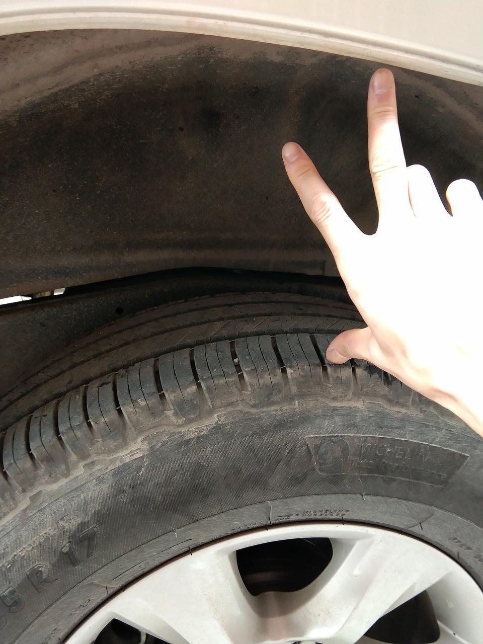 普拉多-我的霸道右边离轮胎高度一个手巴掌长 左右就少了半节手指长度