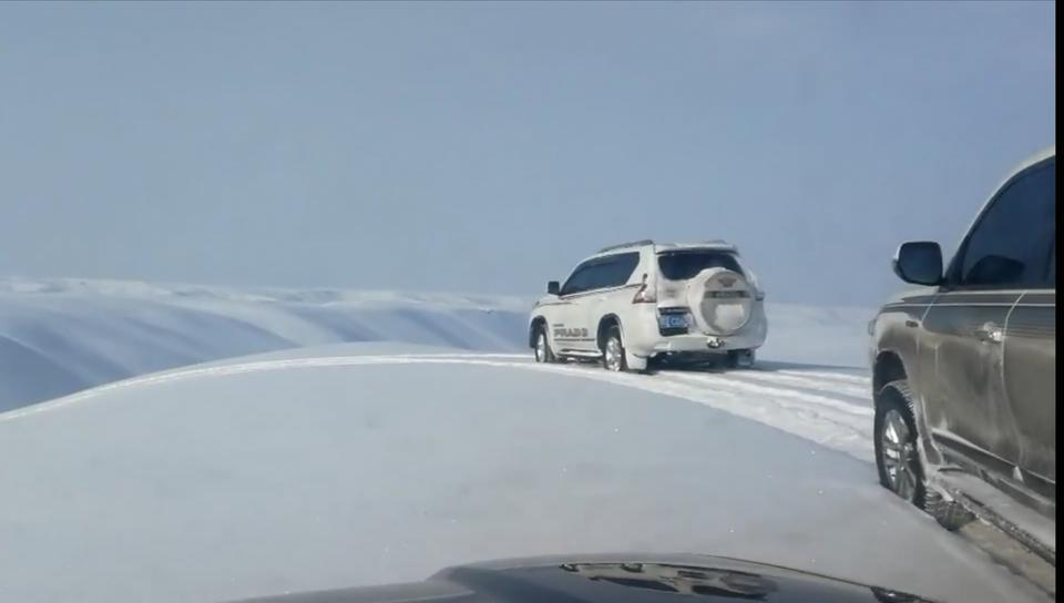 在冰天雪地里，普拉多车上雪地带好吗？还是越野带好？