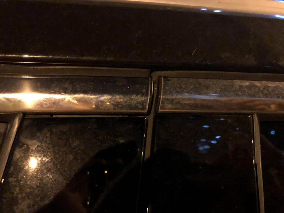 哈弗f7-车身侧面发生挂蹭   走保险4s店把左前门换了  说是原厂门  但是总感觉这个们短一点   而且关上比后面的门出来一点   门拐里面还有磨损