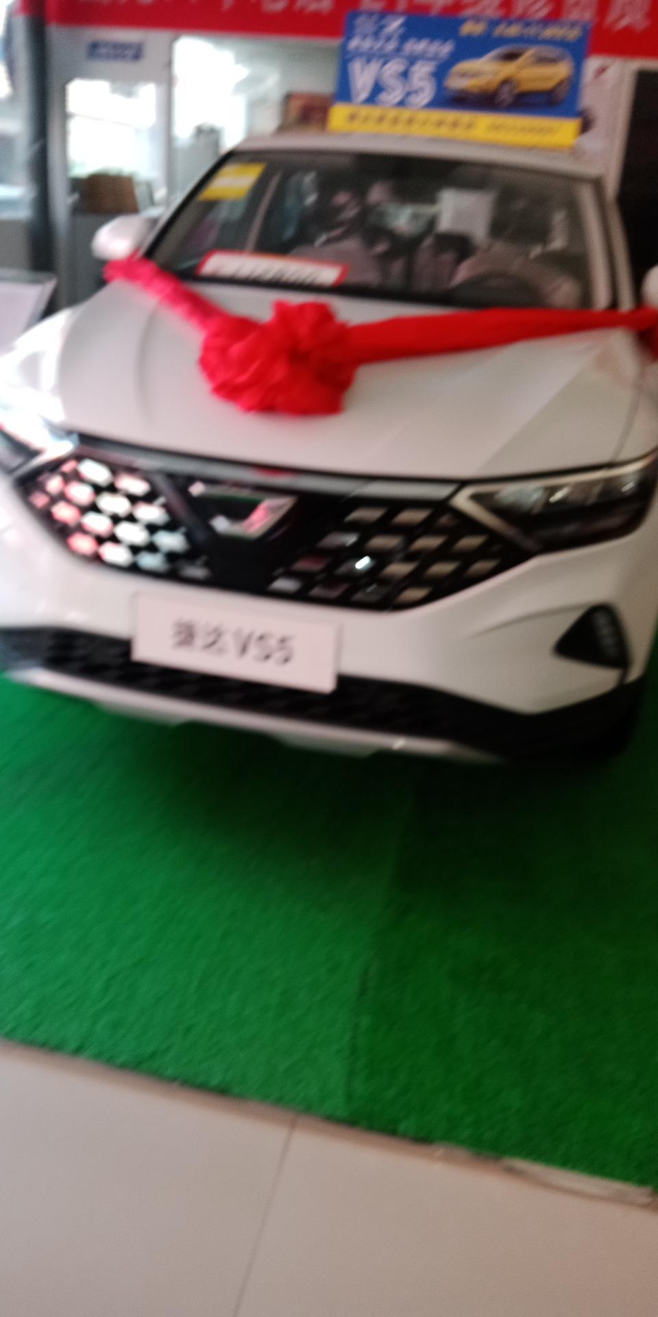 捷达vs5-我想问的是车到红绿灯的时候发动机自动熄火了，等到绿灯会自己发动这样费油吗，会伤车吗，