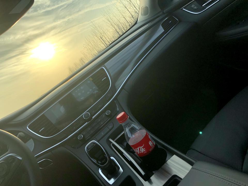 我新买的2019款君越2.0t新车，开了两周起步声音大，加速一会停滞一会停滞，速度是上去了，可一点推背感都没有，油门踏板一会松一会紧，什么原因