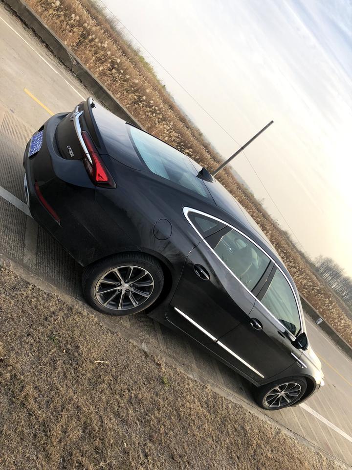 我新买的2019款君越2.0t新车，开了两周起步声音大，加速一会停滞一会停滞，速度是上去了，可一点推背感都没有，油门踏板一会松一会紧，什么原因
