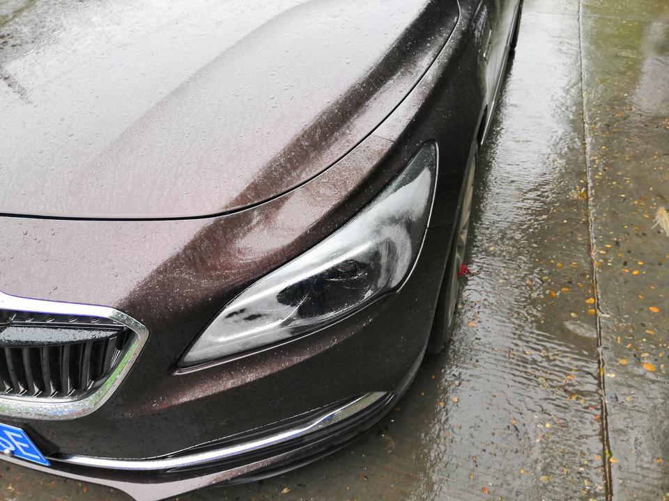 君越-大灯一下雨就起水雾正常吗？属于质量问题吗？有没有解决办法？求解  谢谢！