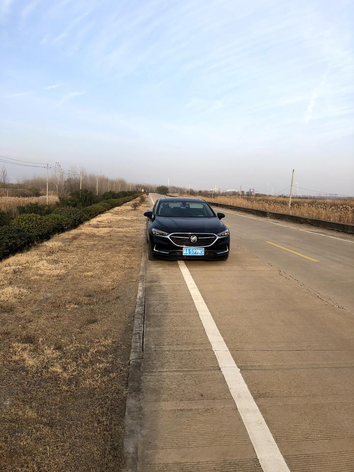 我新买的2019款君越2.0t新车，开了两周起步声音大，加速一会停滞一会停滞，速度是上去了，可一点推背感都没有，油门踏板一会松一会紧，什么原因