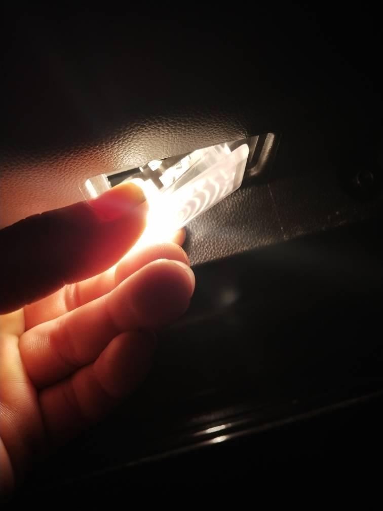 想请问各路大神  18款中配君越迎宾灯怎么拆，翘出来接线口拉不出来????，在线等，感谢????