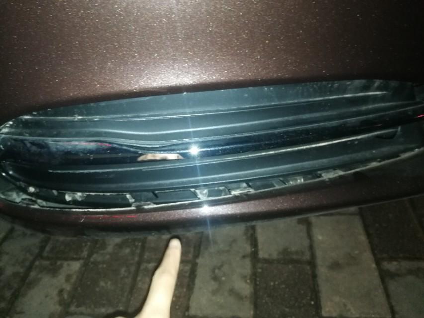 君越-前天提的车，昨天就挂彩了。换下中网要多少钱，要不要报保险