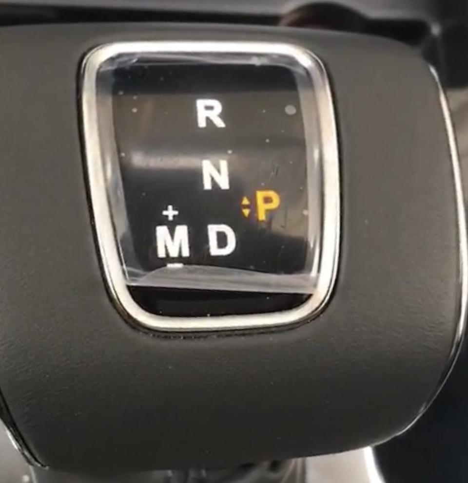 红旗HS5智联旗领四驱，电子档把字母闪烁，求同问题车友给予解决帮助！谢谢！现象如下：通电不点火情况下，电子档把字母不停闪烁，断电几分钟后恢复正常，无错误码现实！