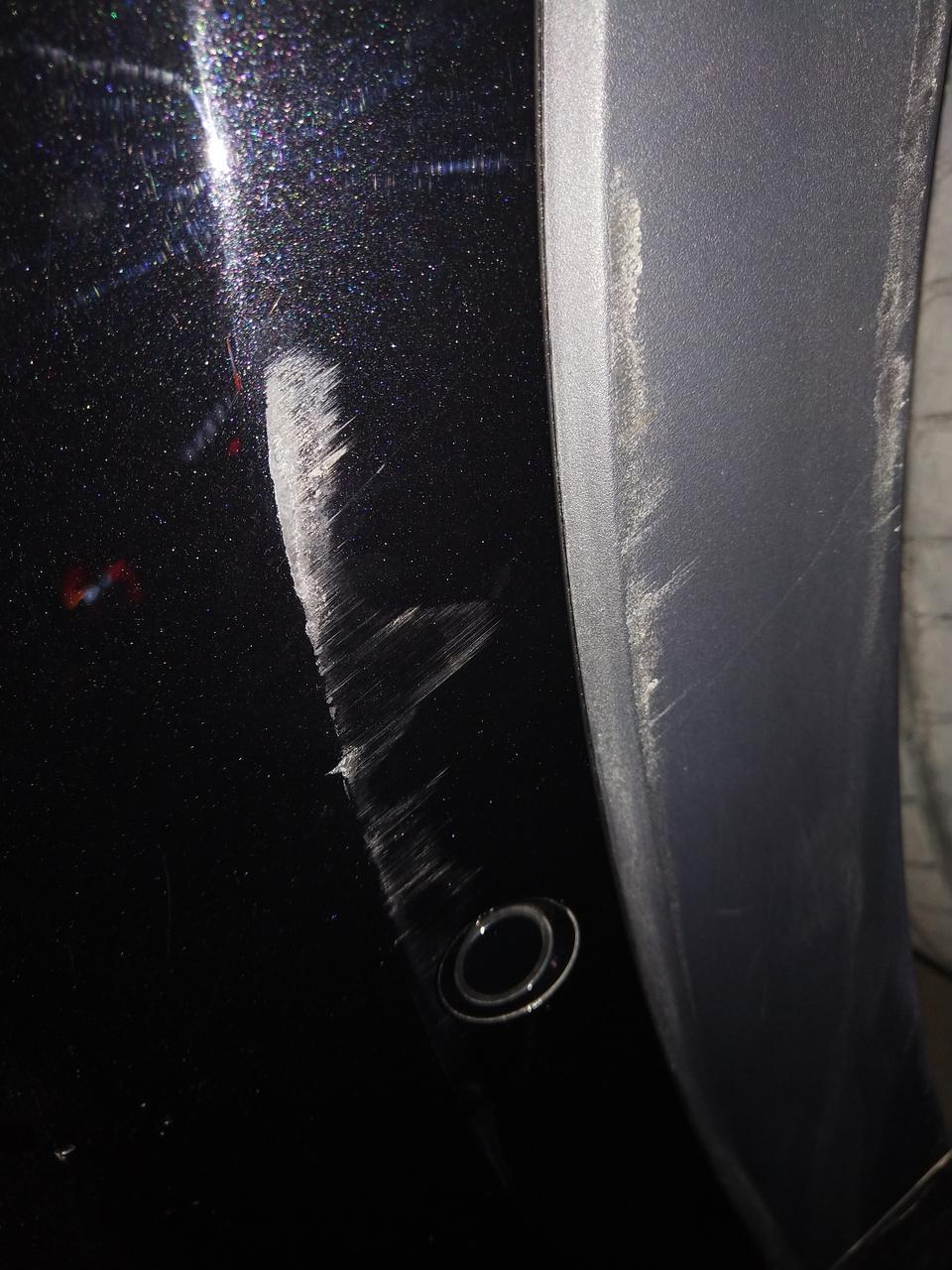 红旗hs5-请问广大hs5车主这样蹭伤补漆大概多少钱，4s店，还是维修店