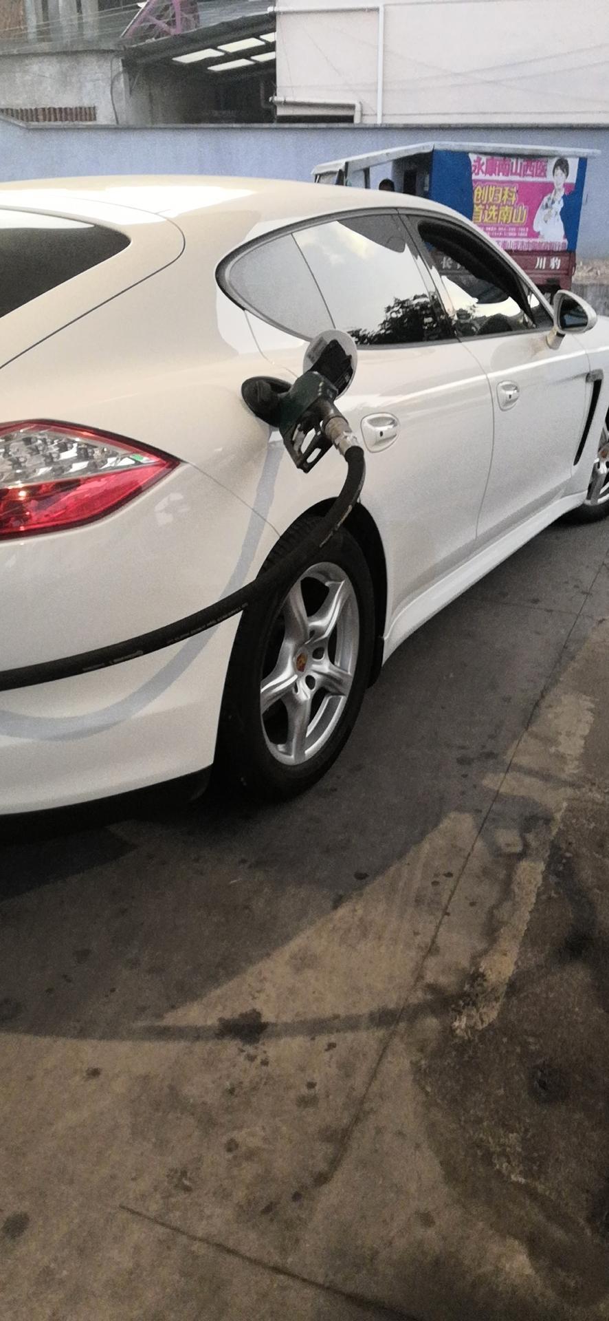 panamera-12款帕拉梅拉尾翼怎么手动打开？各位老哥，别说用撬棍。