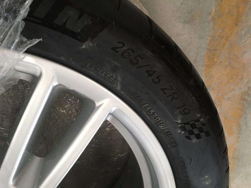 panamera-有要19原厂轮毂轮胎的吗，全新的。成都地区超低价出售