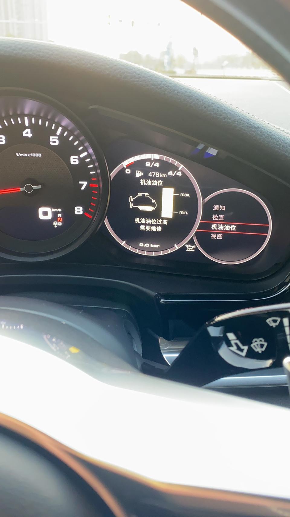 panamera-17款保时捷帕拉梅拉，今年刚保养了6个月，今天突然报警显示“机油位过高，可以继续行驶，请维修”机油不应该是越开越少么？检查了防冻液没少，油耗也正常。最后我是到4s店，技术人员给我把发动机舱打开再关上就没有报警了。但当天过了两小时，我再次启动车辆时，又报警了，我也尝试把发动机舱打开关上，这次不起效果了。又去了4s店抽掉了大概500ML的机油才正常了。这个机油过多是什么故障，我怕再次报警，求解决！！！