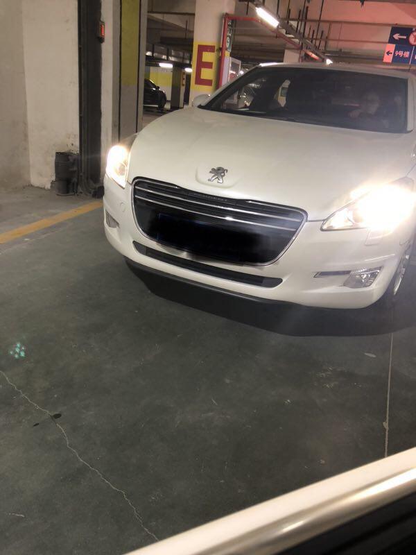 奔驰cla级-想问问万能的车友们这种在小区地下车库对向行车时被对面这台标致的左前翼子板顶到我的左后翼子板以及轮毂的情况怎么判责？