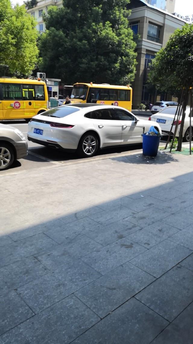 panamera-大家看看这是什么车
好多钱