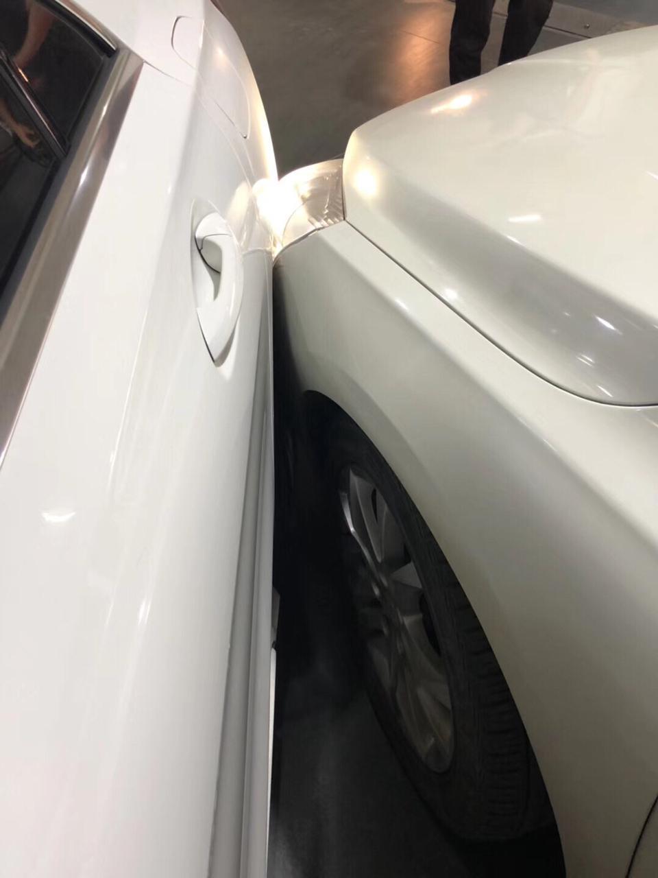 奔驰cla级-想问问万能的车友们这种在小区地下车库对向行车时被对面这台标致的左前翼子板顶到我的左后翼子板以及轮毂的情况怎么判责？