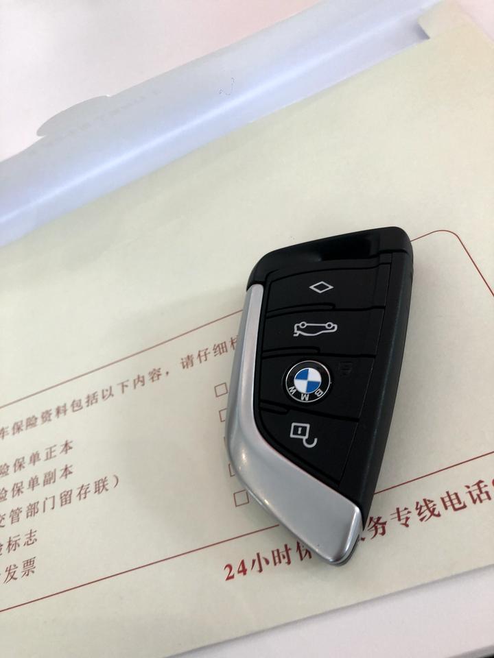 宝马x3-刚提了新x3，请问随车工具原厂配的哪些？自己还需要买哪些放在后备箱？我只知道有反光衣和三角警示架这些。如果要买这些工具大家有推荐吗？
