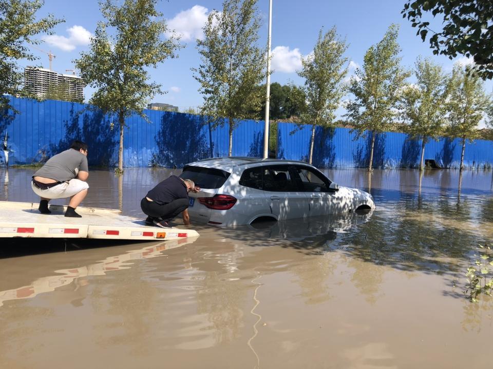 宝马x3-晴天行车涉水，没有涉水险，有车损险，没有二次启动，保险公司拒赔理由：不是暴雨天，不属于自然灾害，请问合理吗？如何维权？