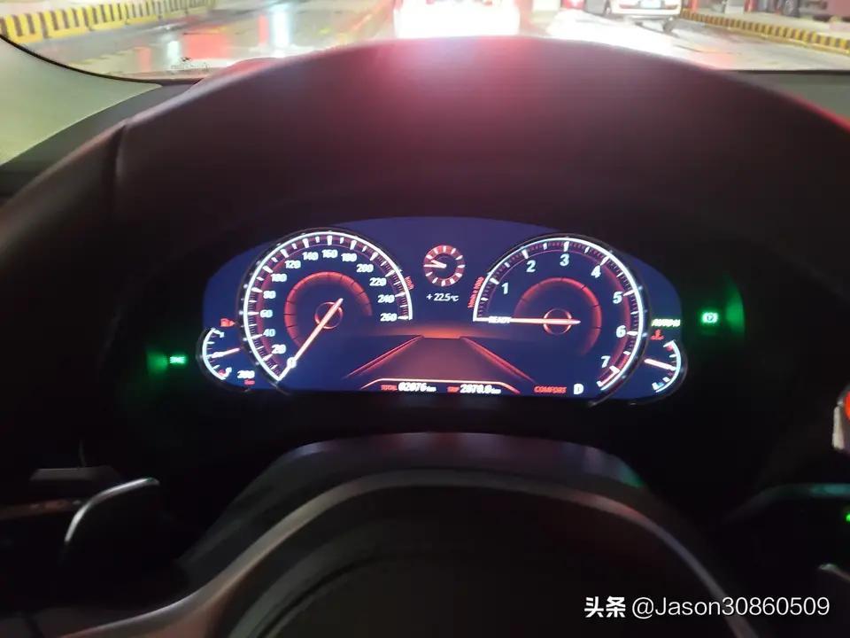 宝马x3-18款3.0领先，今天突然发现舒适模式油箱还有一半油，但是油箱标记变成红色的，之前我记得是白色标记，不知道哪个大神能指教下，是不是车子出问题了，切换其他两个模式标记就恢复成白色了