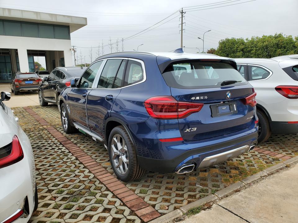 宝马x3-X3  20款30i裸车价43.5万贵吗？还有能往下讲的价格不？还有觉得碳黑色好看还是蓝色好看？都是新款现车！