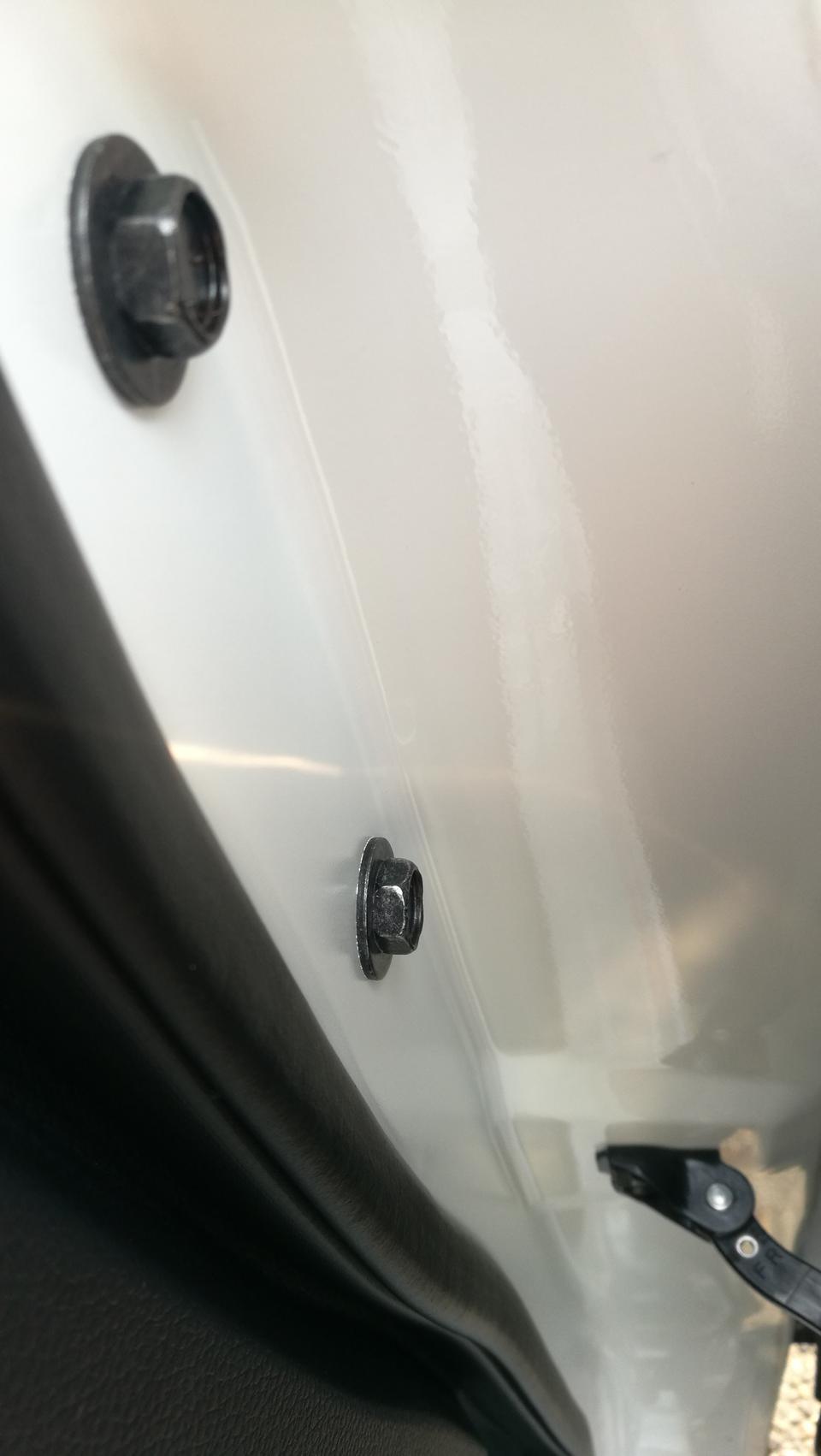 19款逍客，前排两侧车门，打开后左边和右边都有拆动过的痕迹，请问正常吗？