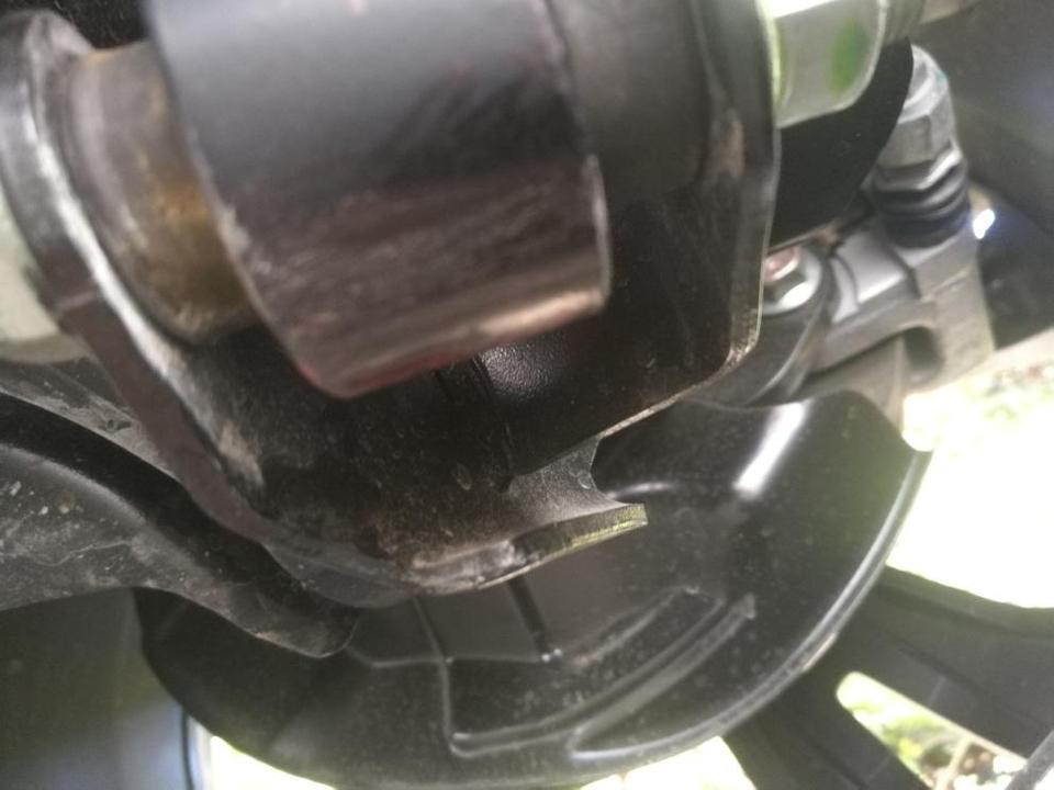 新逍客后右减震筒最下端低速被马路刮掉漆了，对车子有影响吗？目测其他地方没问题，需要什么处理，谢谢各位了。
