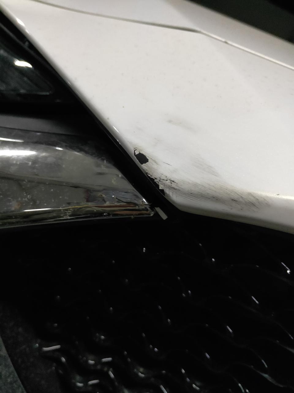 马自达cx-4-才提不到一个月的车，今天送了一血，大家帮我看一下，中网这个银色的是不是没扣进去还是裂开了，要不要走保险