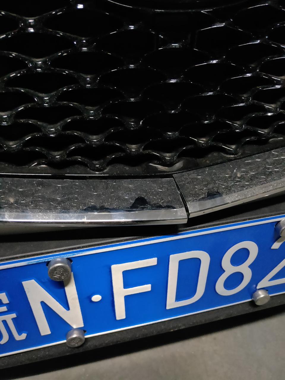 马自达cx-4-才提不到一个月的车，今天送了一血，大家帮我看一下，中网这个银色的是不是没扣进去还是裂开了，要不要走保险