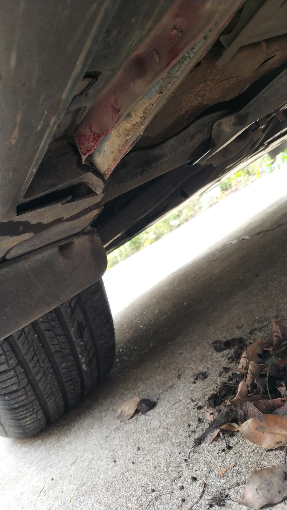 马自达cx-4-各位大佬这个该怎么办！今天用千斤顶顶了下就变成这样子了！是不是我顶错地方了！左前轮位置！