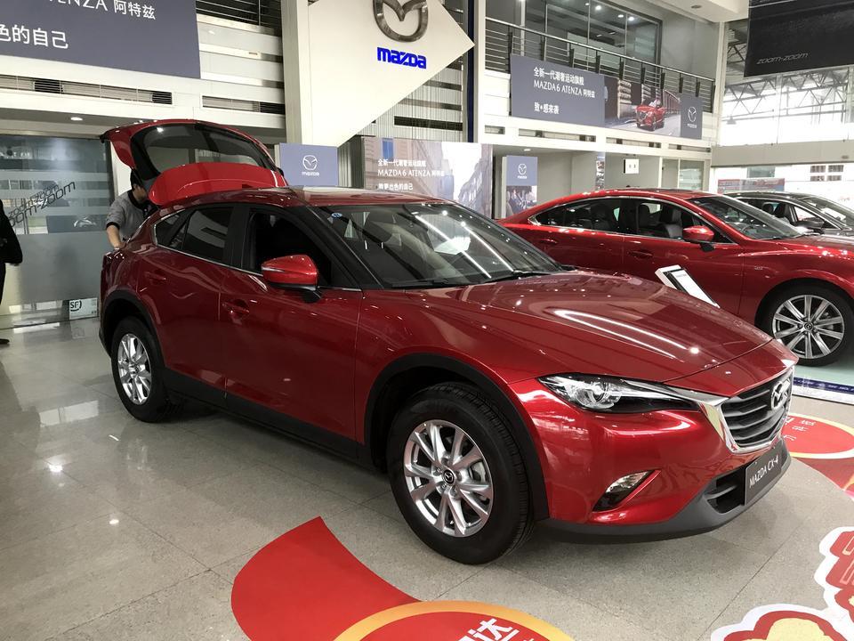 马自达cx-4-今天提车了成都中鹏买的我觉得优惠力度很大啊我是买的自动挡低配也只有这个配置优惠2.7万，裸车算起来125800选的红色加了2000，今天从成都来回重庆将近300公里觉得挺好开的，本来是给老婆买的，女人开完全够了动力，确实好看这车